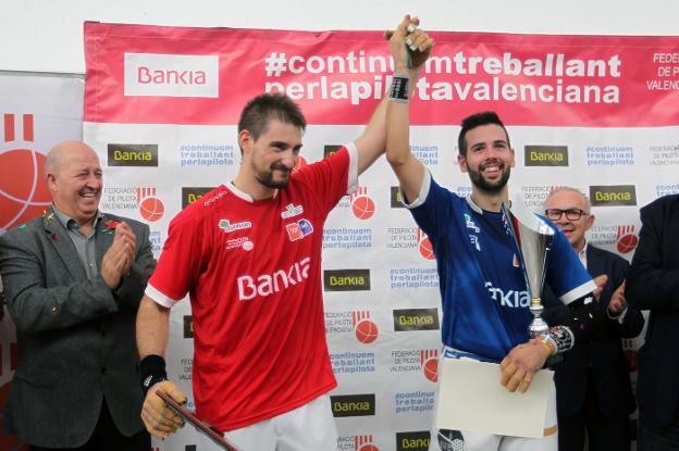 Soro III alza el brazo de Pere Roc II durante la ceremonia de entrega de trofeos./ txema rodríguez