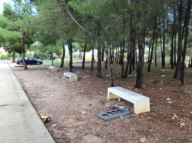 Paraje de la zona del Muro de Castellets, lleno de restos de comida y botellón. / lp