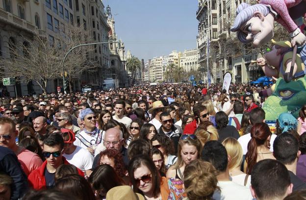Valencianos y visitantes en Marqués de Sotelo, junto a la falla Telefónica. / juanjo monzó