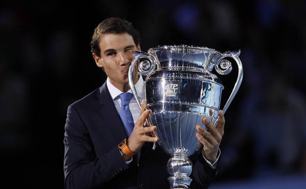 Nadal recibe el premio en Londres./AFP