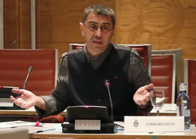 Juan Carlos Monedero responde ayer a las preguntas del PP en el Senado. / JAVIER LIZÓN / efe