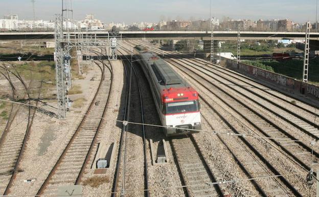 Vías del tren cruzando Valencia por el barrio de Malilla en dirección a la Estación del Norte./Damián Torres