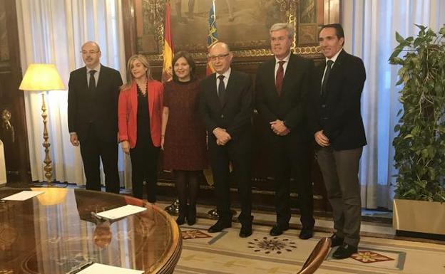 Monzó, Ortiz, Bonig, Montoro, Fernández de Moya e Ibáñez, ayer en el Ministerio de Hacienda. / LP