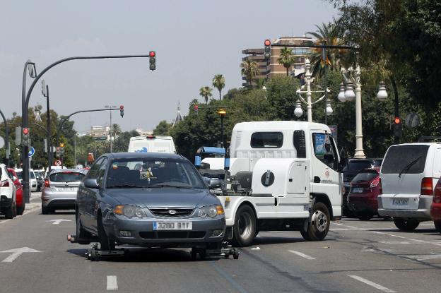Una grúa retira un coche en el paseo de la Alameda. / irene marsilla