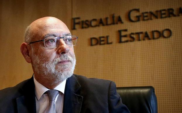 Maza, durante su comparecencia en la Fiscalía para anunciar la renuncia del fiscal anticorrupción español, Manuel Moix. /Mariscal (Efe)