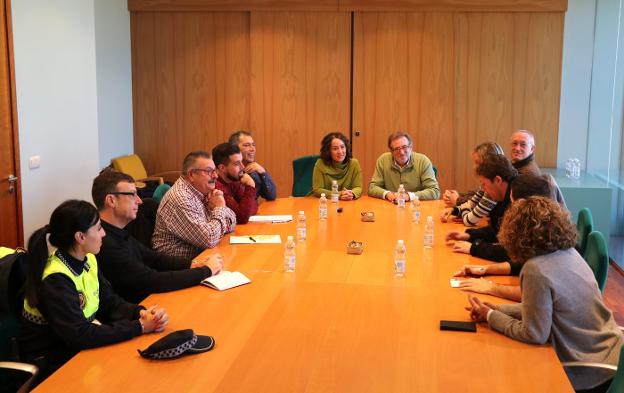 El alcalde, Jesús Ros; el concejal de Compromís, David Baviera, y el resto de representantes en la constitución de la comisión en Torrent. / lp