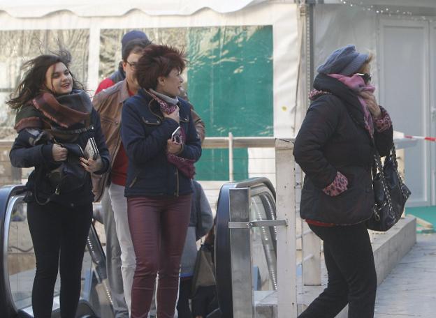 Unas mujeres se protegen del frío en Valencia. / manuel molines