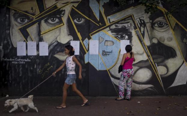 Una mujer busca su mesa de votación en un colegio electoral de Caracas./Miguel Gutiérrez (Efe)