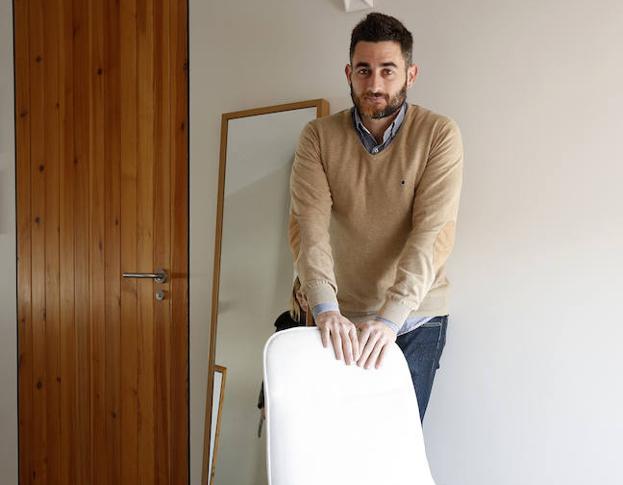 Álex Selma, con una de las sillas diseñadas en su estudio.