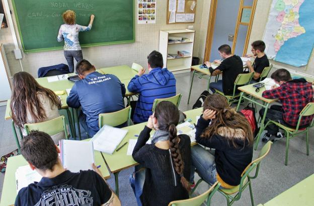 Una profesora da clase en un instituto. / ´alex domínguez