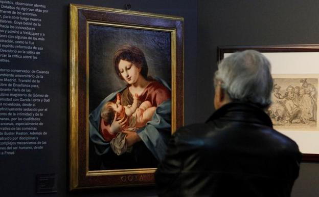 Un espectador contempla una de las obras que componen la muestra 'Los sueños de la razón'./Álvaro Sánchez (Efe)