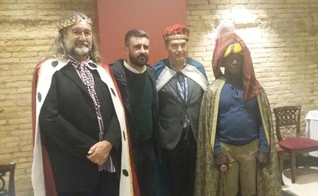 Los Reyes Magos de Valencia de 2018, junto al concejal Pere Fuset./LP