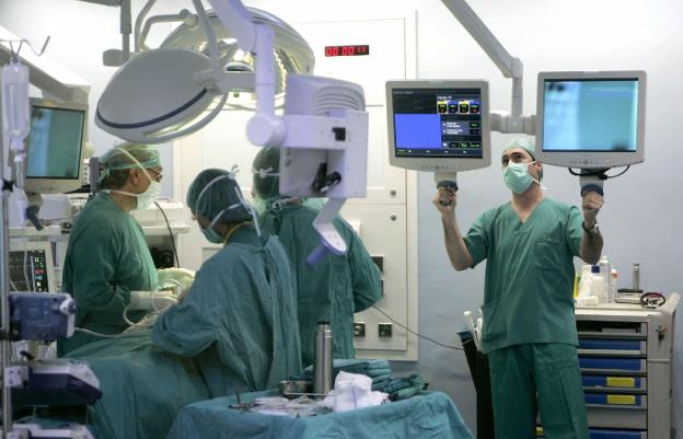 Profesionales sanitarios en un quirófano. / LP