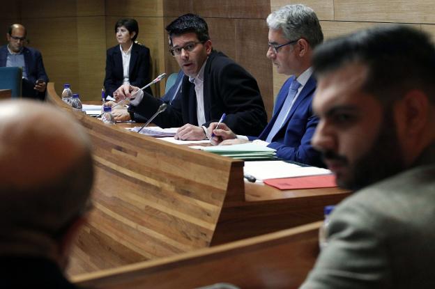 Jorge Rodríguez preside un pleno de la Diputación de Valencia. / irene marsilla