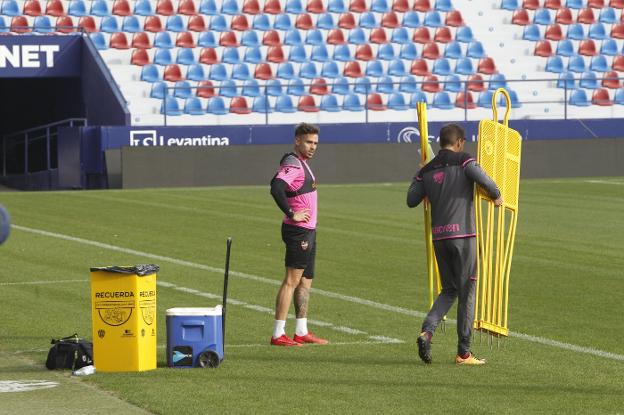 Roger Martí, en un entrenamiento del Levante. / manuel molines