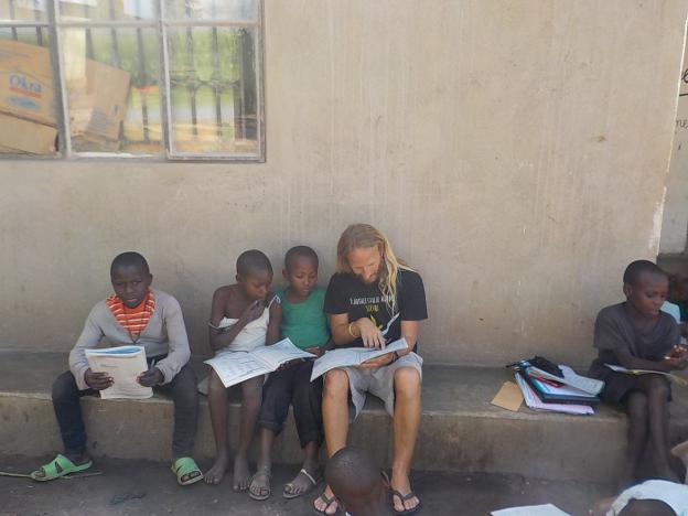 Rubén Arnal con niños de un orfanato de Uganda. / lp