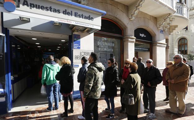 Colas en ua administración de lotería de Valencia, este jueves. /J. Signes