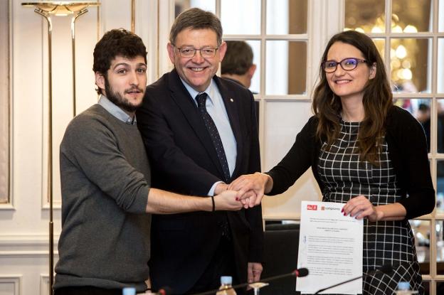 Antonio Estañ, Ximo Puig y Mónica Oltra, ayer en Les Corts, tras firmar el documento de garantía de los presupuestos. / EFE