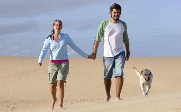 Una pareja, caminando./Fotolia