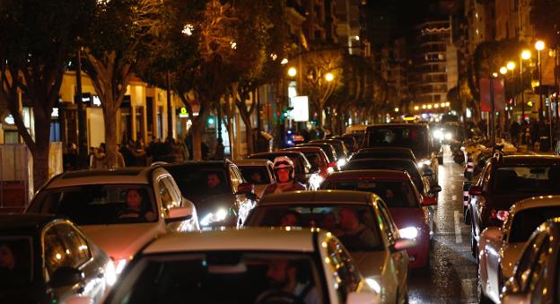Decenas de coches atrapados en un atasco, ayer por la noche en Valencia. / jesús signes