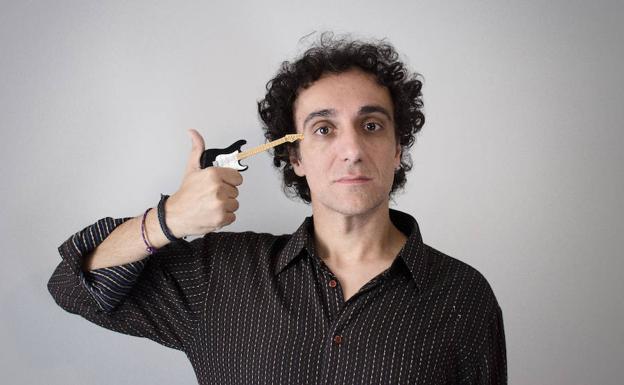 El monologuista, siepre con la guitarra en la cabeza./LP
