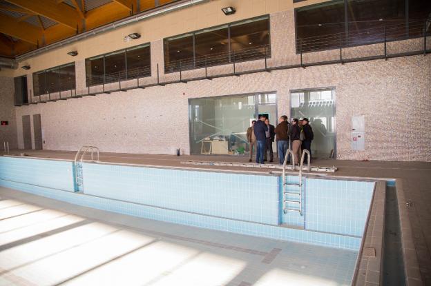 Una de las visitas a las obras de la piscina. / lp
