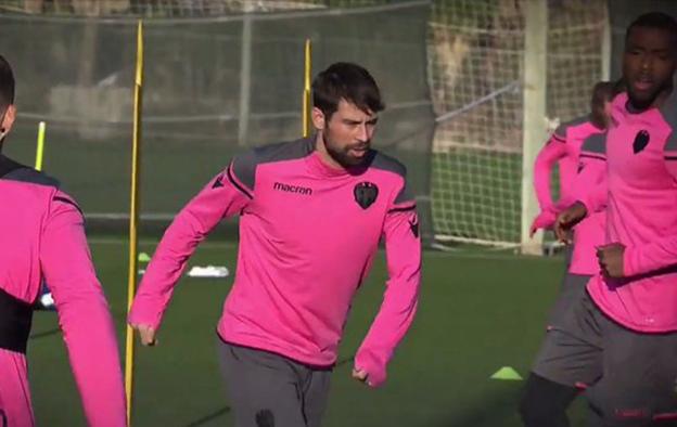 Coke Andújar se ejercita ayer en las instalaciones de Oliva Nova. / levante ud