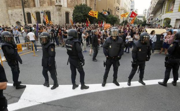 Antidisturbios de la Policía Nacional durante la manifestación del 9 d'Octubre./Irene Marsilla