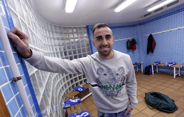 En el San Gregorio. Paco Alcácer atendió a LAS PROVINCIAS en un vestuario que conoce como como su casa. Asistió al partido a beneficio de Brayan, un niño de Torrent. / jesús signes