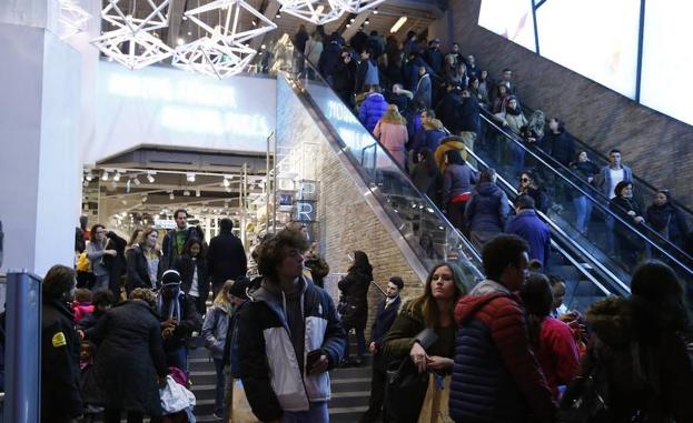 Gran afluencia en un centro comercial. /Efe