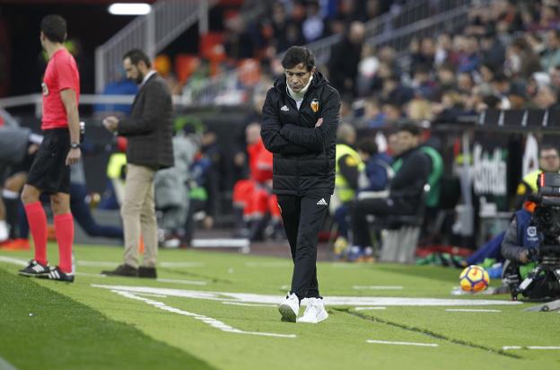 Marcelino, pensativo en el área técnica durante el partido de ayer. / juanjo monzó