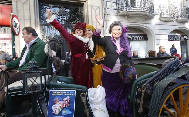 Las magas republicanas, entre aplausos, protestas y atascos