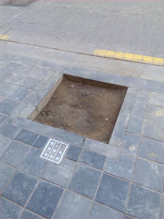 Uno de los alcorques sin árboles en el barrio. / aa.vv. benimaclet