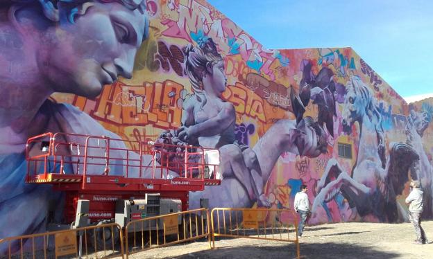 Imagen. Mural creado por Pichiavo en la Ciudad Fallera. / :: LP