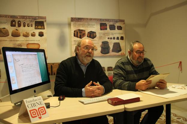 Enric Martínez y Toni Espinós, ayer, durante la presentación del legajo adquirido por Cirne. / B. Ortolà