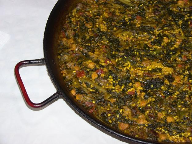 Paella de 'Fetge de Bou' en el restaurante Estela de Tavernes Blanques./