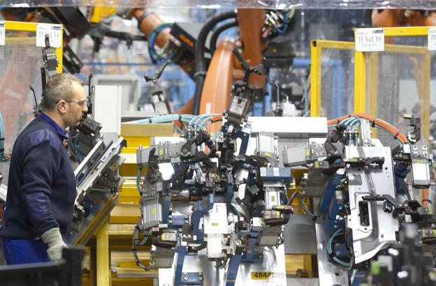 Trabajador de Ford en Almussafes. / DAMIAN TORRES