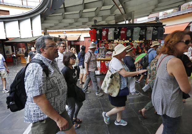 Visitantes recorren la Plaza Redonda de Valencia. / JESUS SIGNES