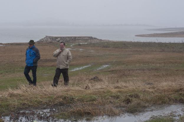 Armando González y Pablo Macho, dos vecinos de la zona, pasean por el lugar del pantano donde un joven encontró los restos humanos. Arriba, la mandíbula hallada./ María Gil