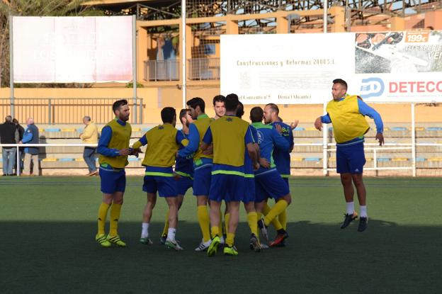 Los jugadores del Dénia calentando antes de un partido. / J. Zamora