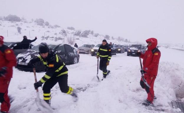 Grupos de emergencia, trabajando en la AP-6./Afp