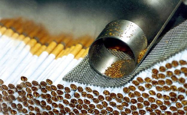 Cigarrillos apilados en la cinta transportadora de la fábrica de tabaco de Philip Morris en Krasnodar. /AFP