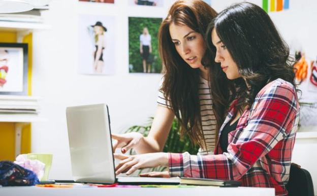 Dos mujeres, en el ordenador./
