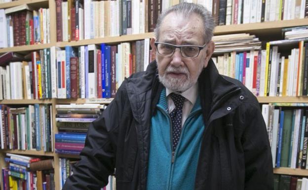 José Luis Boado, en su librería./Damián Torres