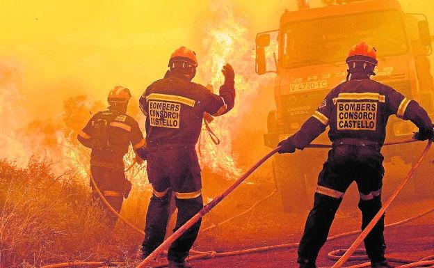 Unos bomberos combaten el fuego este pasado verano en Gátova. /EFE