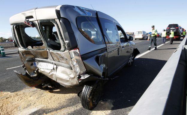 Un vehículo siniestrado tras un accidente en la V-30./Irene Marsilla