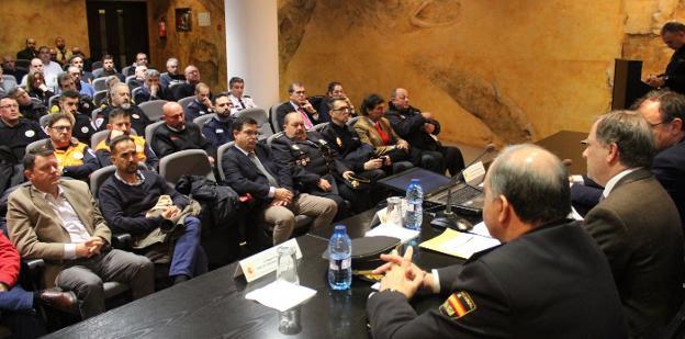 Responsables policiales y de empresas de seguridad, ayer durante la inauguración de la jornada en Valencia. / LP