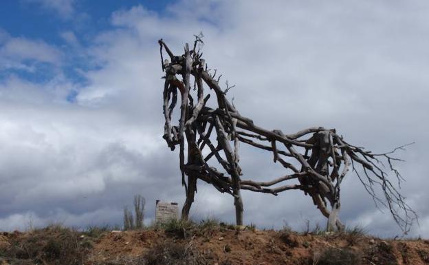 Creado por Philip Bews, mide 3,5 metros de altura y está hecho de leña de carrasca.