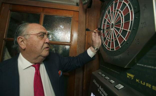 Antonio Puebla recoge los dardos de la diana con la que lleva un cuarto de siglo jugando./Juan J. Monzó