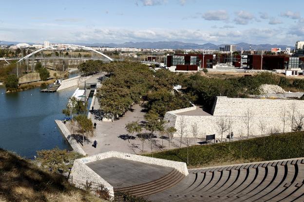 Una parte del parque de Cabecera, con el acceso al Bioparc al fondo. / jesús signes